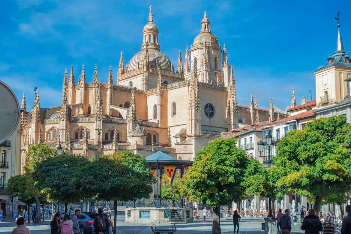 The elegant gothic architecture of the Segovia Cathedral is a magnificent sight, with its numerous spires and arches.
